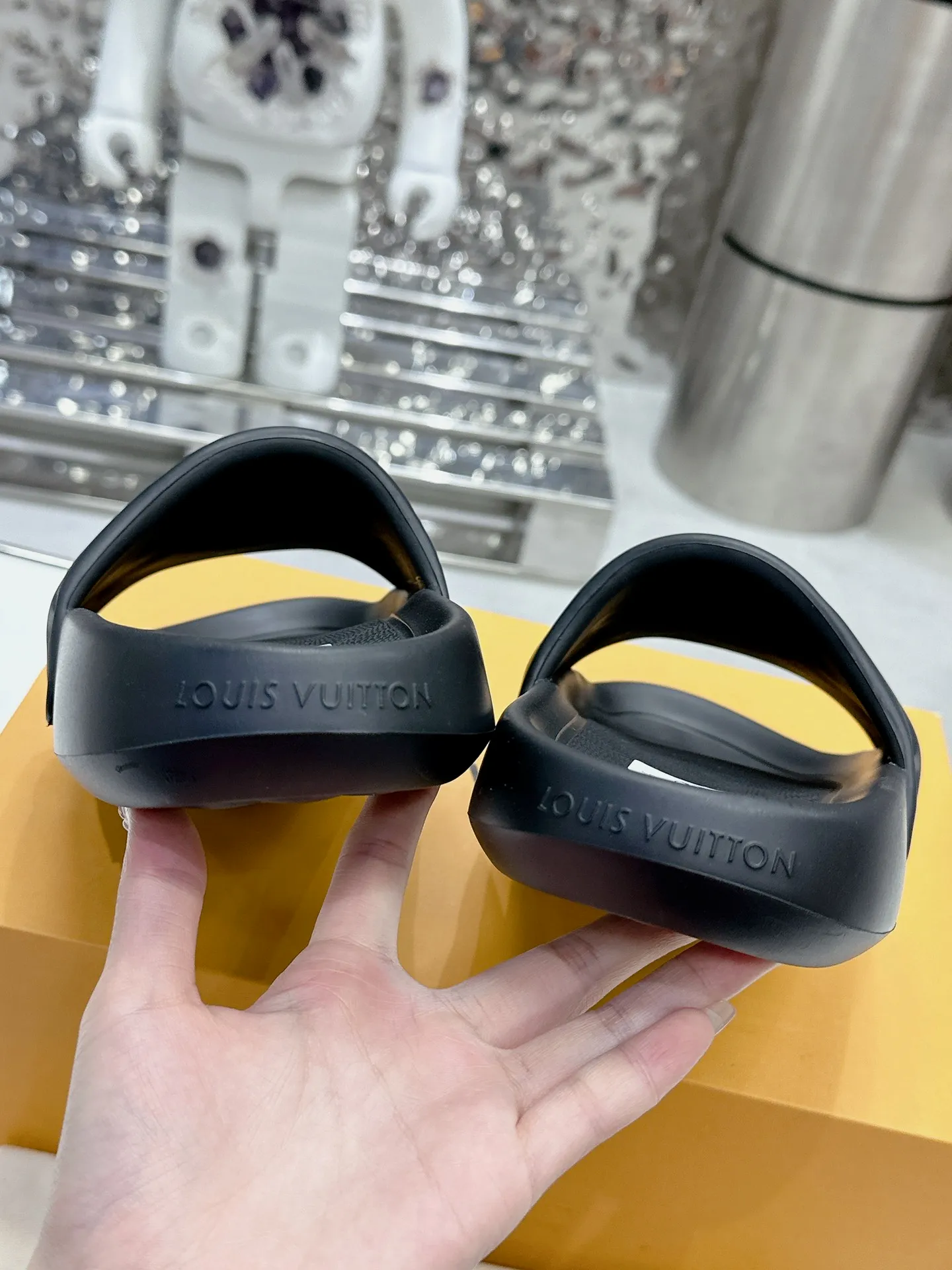 [L Home] P: 280💰 ▪️Shoe size: Women's 35-40 Men's 38-46▪️Packaging: Counter top quality~original packaging 𝟐𝟎𝟐5 Louis Vuitton counter's new embossed slippers, lv monogram embossed slippers, Waterfront sandals are back with a new look, and the upper buckle is embossed with lv's iconic Monogram pattern. Made of waterproof rubber with a comfortable and resilient insole. The lightweight, flexible outsole is embossed with the Louis Vuitton logo. ▪️Fabric: Original molded rubber foam surface ▪️Technology: embossed logo ▪️Sole: Original molded rubber foam outsole ▪️Sole thickness: 3CM.